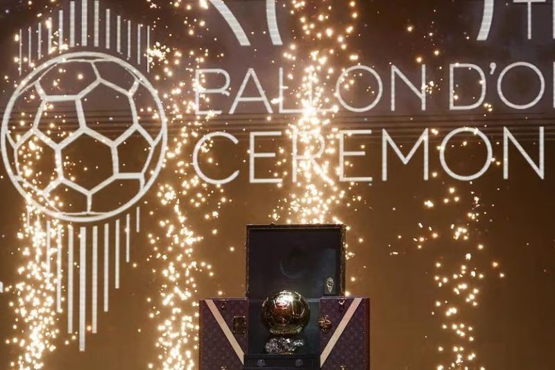 ببینید| انتقال توپ طلای ۲۰۲۵ به محل برگزاری مراسم