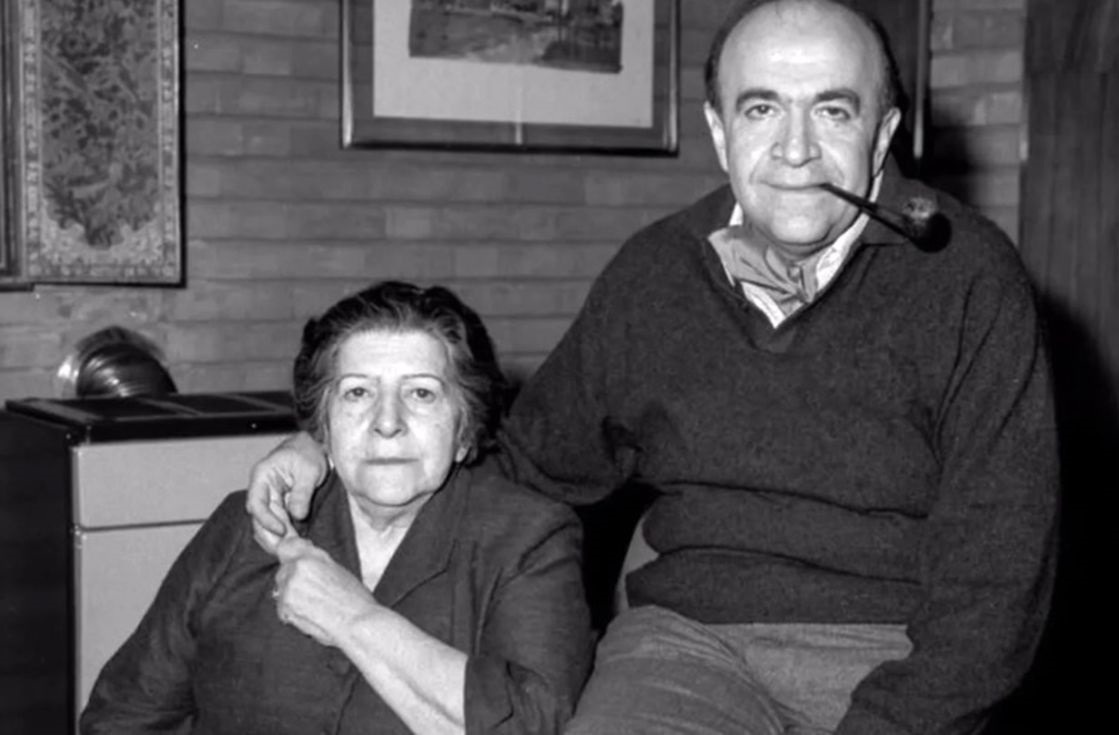 عکس| بوسۀ «افسرالملوک سرداری» بر صورت پسرش «امیر عباس هویدا»؛ سال ۵۲