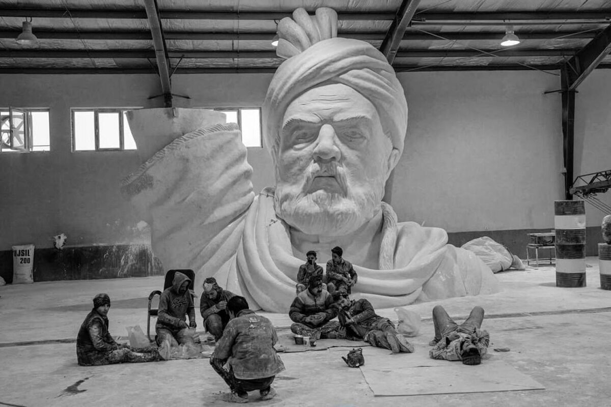 مجسمه بزرگ فردوسی تکه تکه شد| رییس شورای شهر مشهد: در حال پیگیری هستیم که ببینیم چه کسانی اجازه نصب آن را نداده‌اند