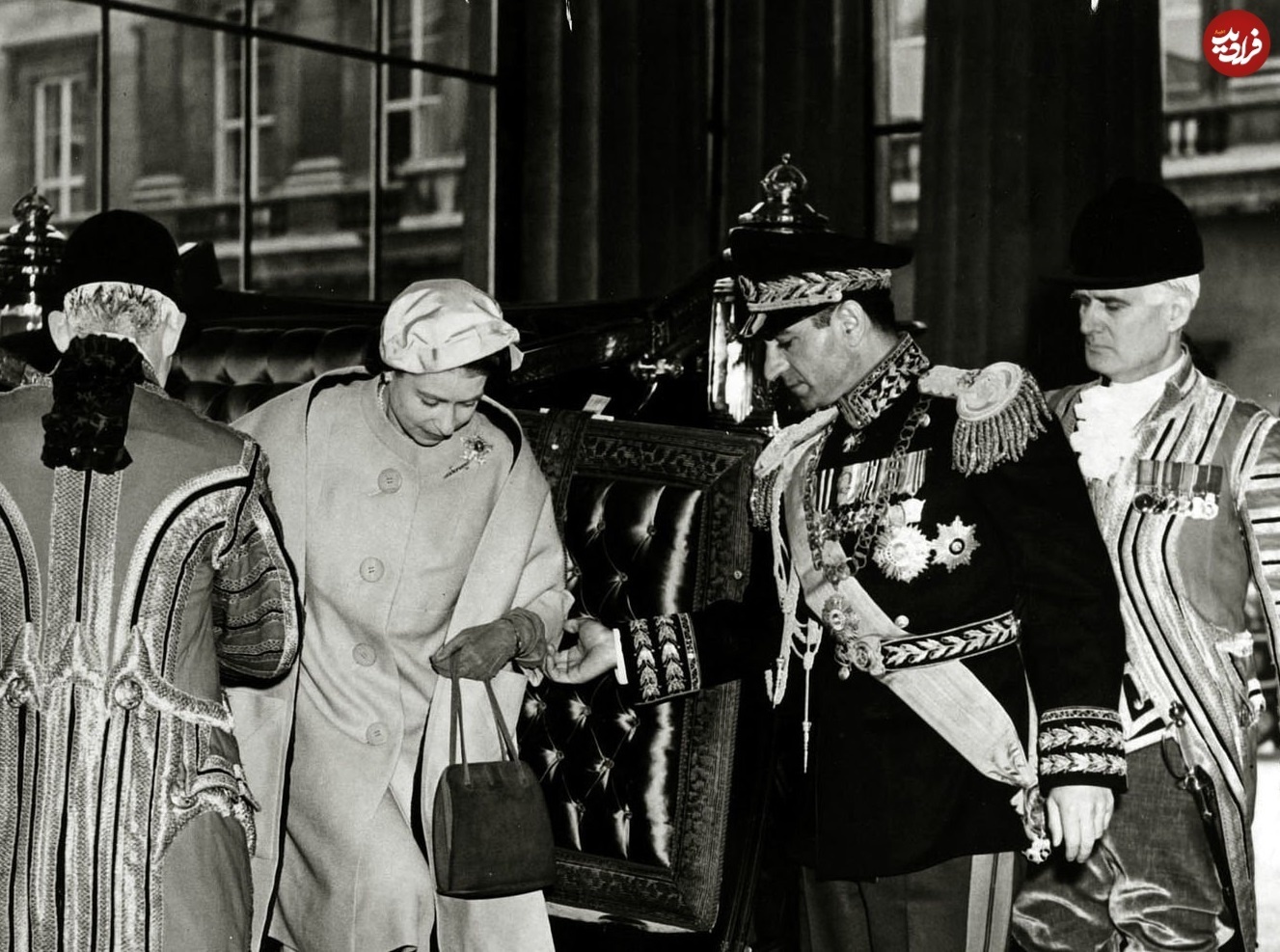 عکس| ملکه الیزابت در حال پیادهشدن از کالسکه با کمک محمدرضا پهلوی عکس| ملکه الیزابت در حال پیادهشدن از کالسکه با کمک محمدرضا پهلوی