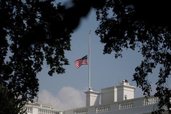 چرا پرچم آمریکا به حالت نیمه افراشته درآمد؟ +عکس