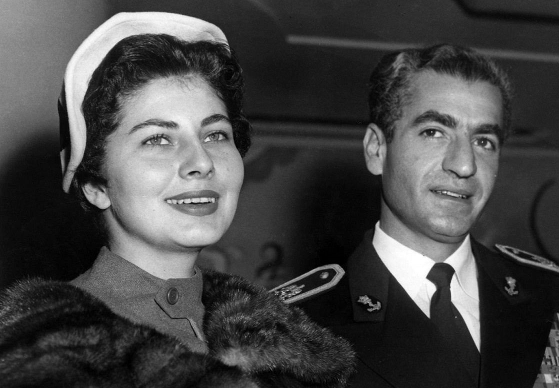 عکس| سفر در زمان؛ «محمدرضا پهلوی و همسر دوم» در حال ورود به محل برگزاری جشن عروسی؛ سال ۱۳۲۹