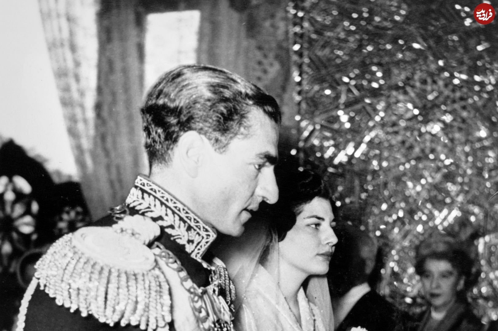 عکس| سفر در زمان؛ «محمدرضا پهلوی و همسر دوم» در حال ورود به محل برگزاری جشن عروسی؛ سال ۱۳۲۹
