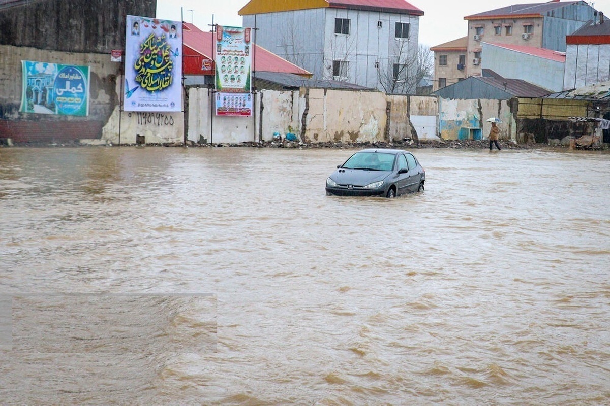 ببینید| وضعیت آبگرفتی در بندرانزلی؛ تردد با قایق!