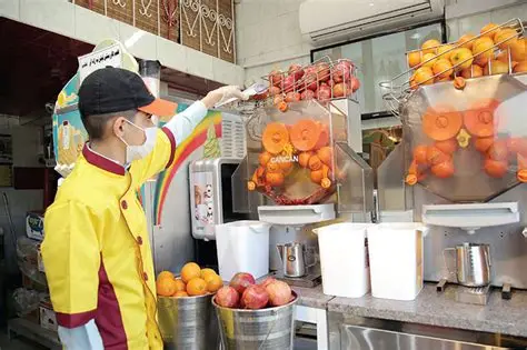 یک آبمیوه لاکچری اندازه حقوق یک هفته یک کارگر آب میخورد! آبمیوه