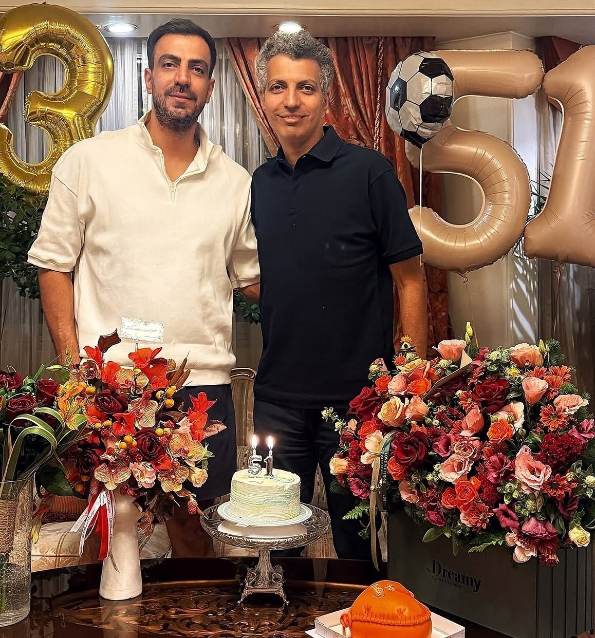 تصویری از تولد ۵۱ سالگی عادل فردوسی‌پور در کنار خانواده