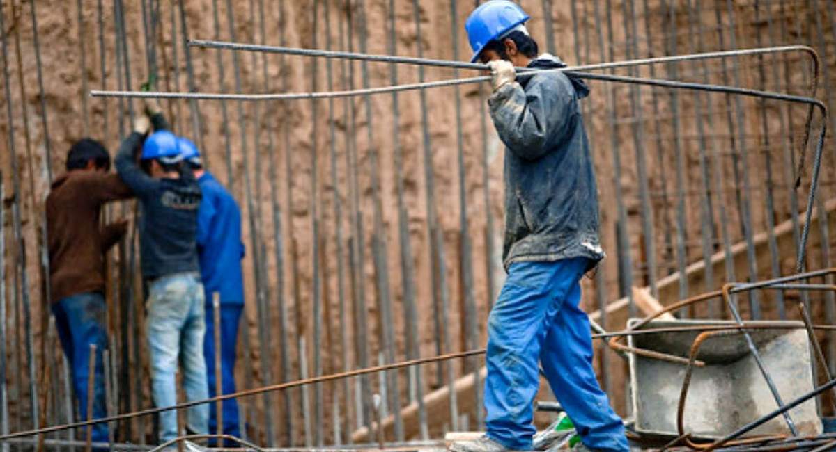 کارگر ایرانی در محاصره گرانی | چرا چندشغله شدن اجباری شده است؟ کارگران