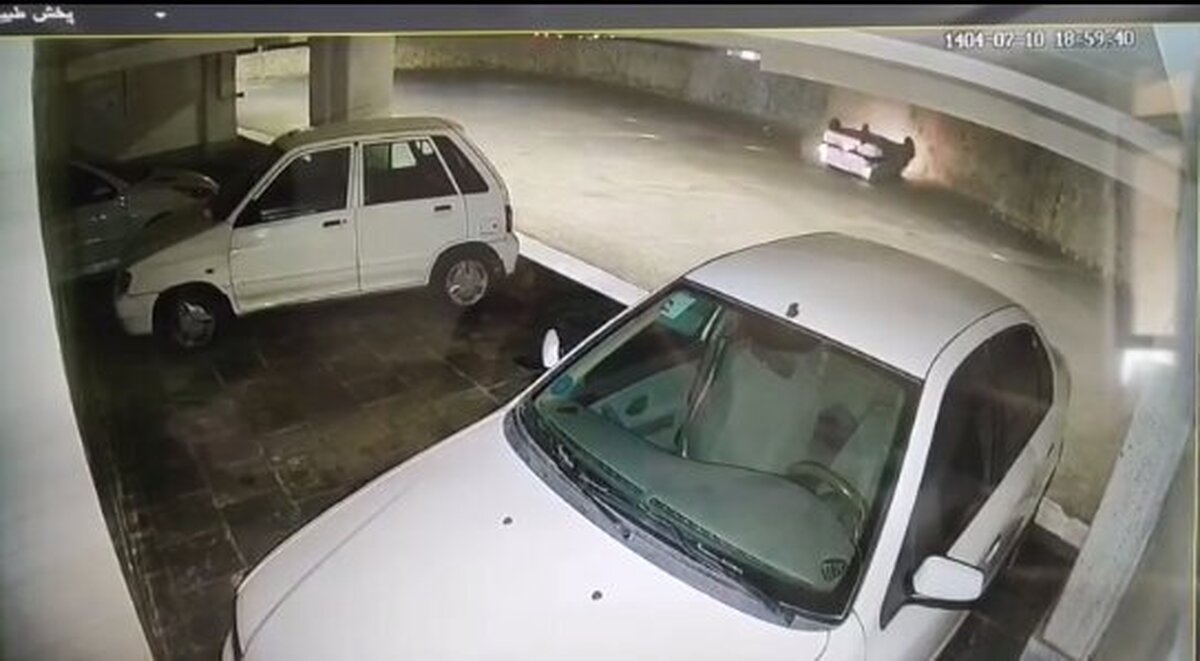 ببینید | لحظه تصادف شدید و سقوط L ۹۰ به داخل مجتمع مسکونی