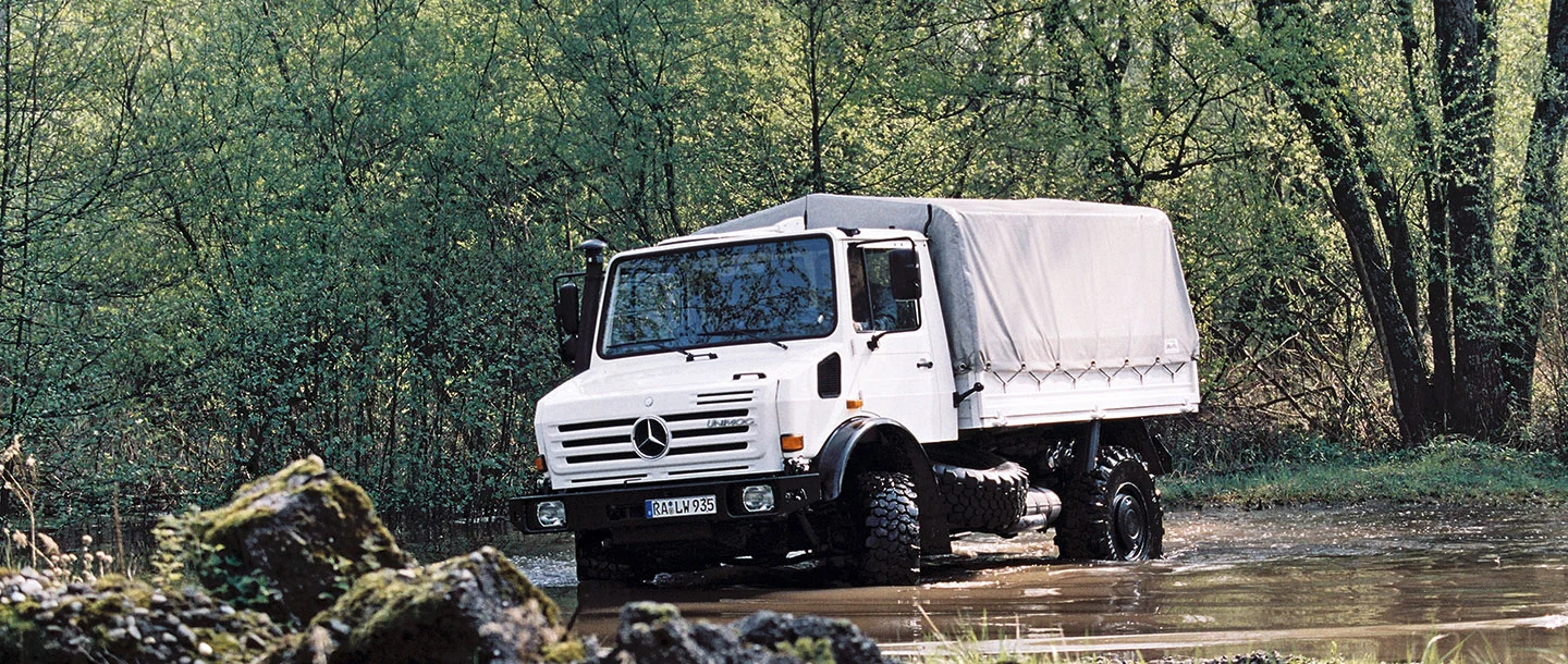 کامیون نظامی یونیموگ U ۴۰۰۰ مرسدس بنز