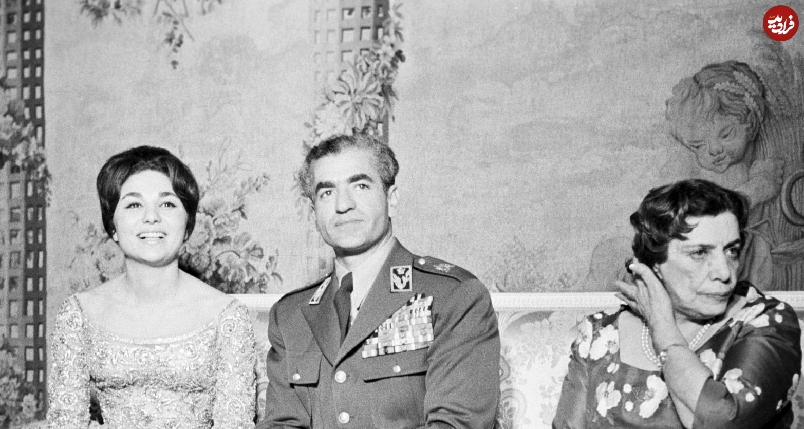 همسر دوم رضاخان در مراسم نامزدی محمدرضا پهلوی و فرح؛ سال ۱۳۳۸ +عکس