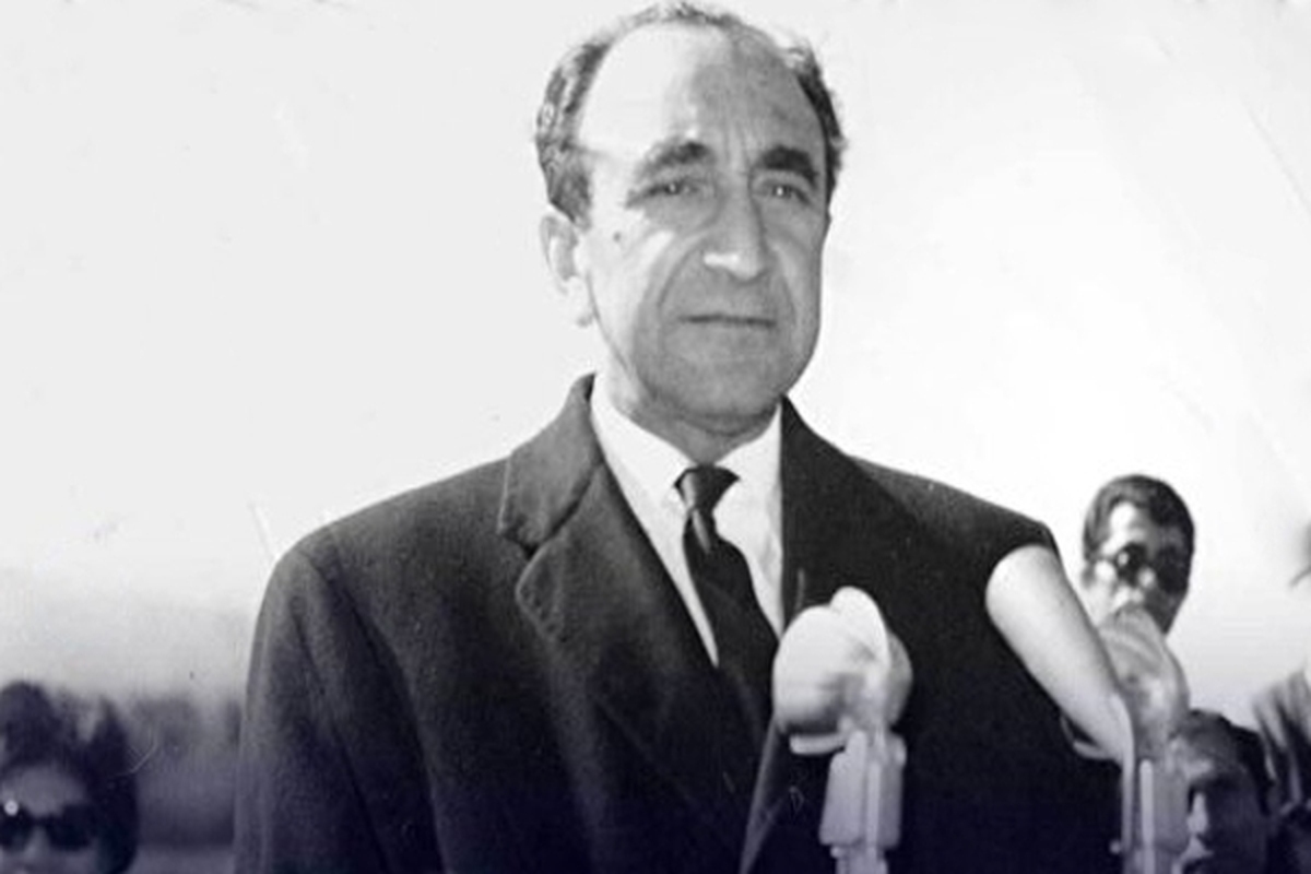 عکسی از اسدالله علم درحال قدم زدن با محمدرضا پهلوی؛ دهه ۴۰