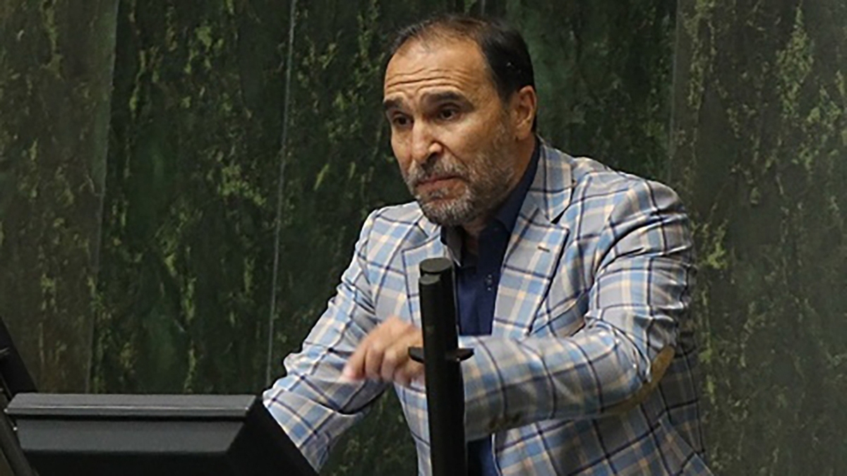 مردان متأهل در خیابان از همسرشان سیر می‌شوند/ حیوان هم پوشیده‌تر است!