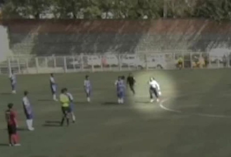 ببینید| کتک خوردن داور از مادر یک بازیکن در زمین فوتبال!