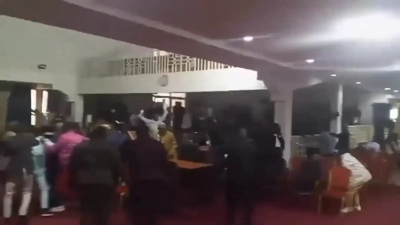 ببینید| درگیری شدید میان نمایندگان پارلمان کنگو