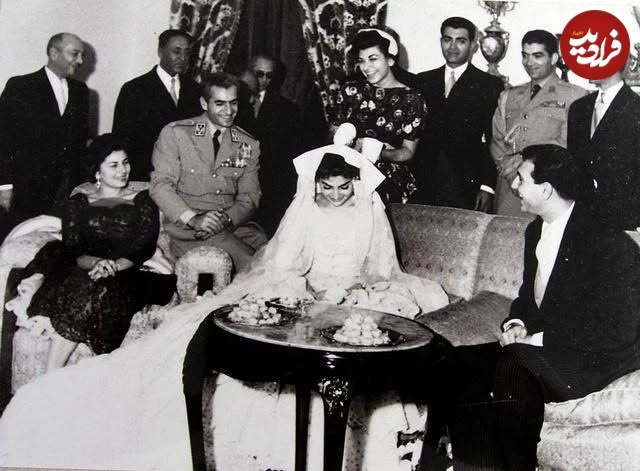محمدرضا پهلوی در مراسم ازدواج دختر بزرگ اش؛ سال ۱۳۳۶ +عکس محمدرضا پهلوی در مراسم ازدواج دختر بزرگ اش؛ سال ۱۳۳۶ +عکس