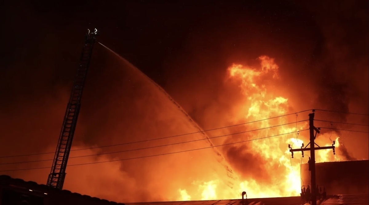 ببینید| آتش‌سوزی در انبار لبنیات میهن