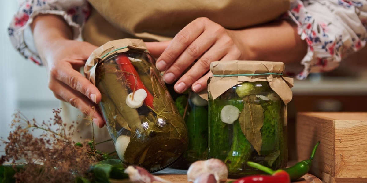 خطر در کمین مردم؛ مسمومیت با خیارشور و ترشی‌های خانگی جدی است!