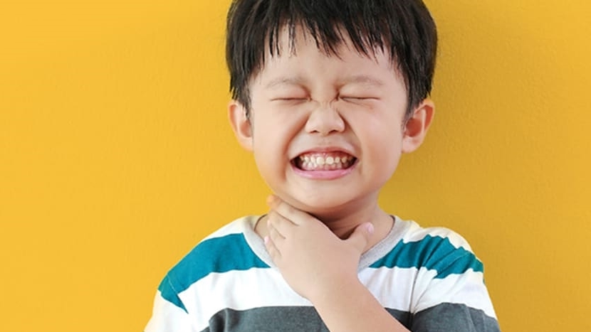 ببینید| خواهر بزرگتر، برادر را از خفگی نجات داد ببینید| خواهر بزرگتر، برادر را از خفگی نجات داد