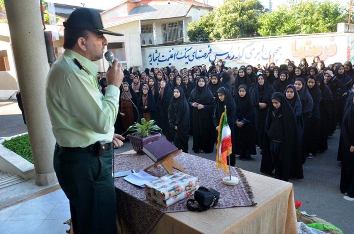 ببینید| واکنش ماموران پلیس به درخواست دانش‌آموزان برای اجرای یک آهنگ شاد!