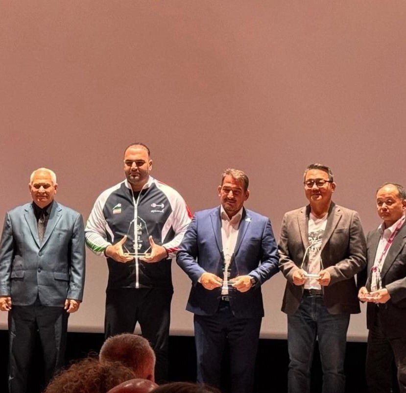 تصویری از جام قهرمانی در دستان بهداد سلیمی سرمربی تیم ملی وزنه برداری ایران