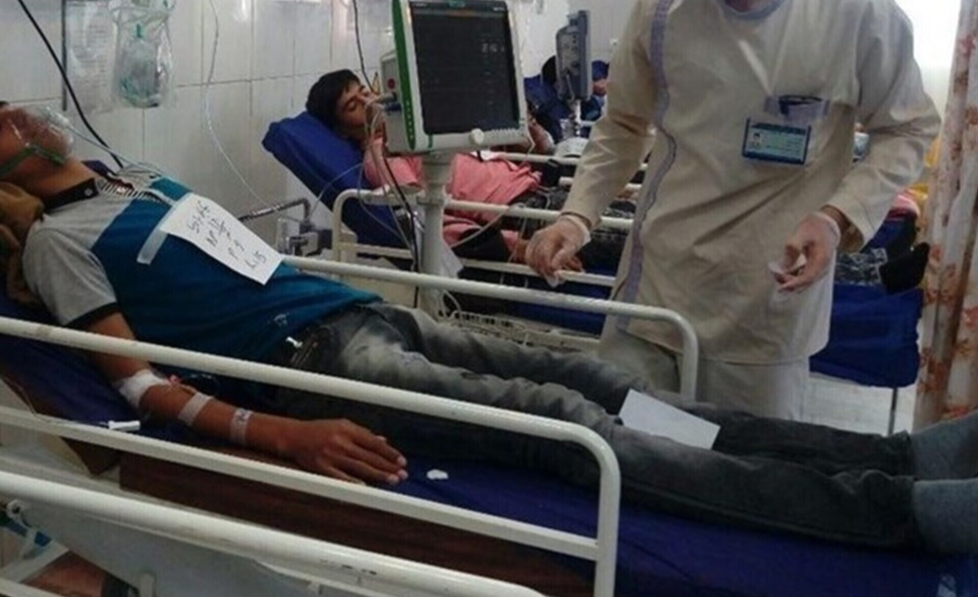 مسمومیت ۱۳ کارگر به علت نشتی لوله گاز آمونیاک در بندرعباس مسمومیت ۱۳ کارگر به علت نشتی لوله گاز آمونیاک در بندرعباس