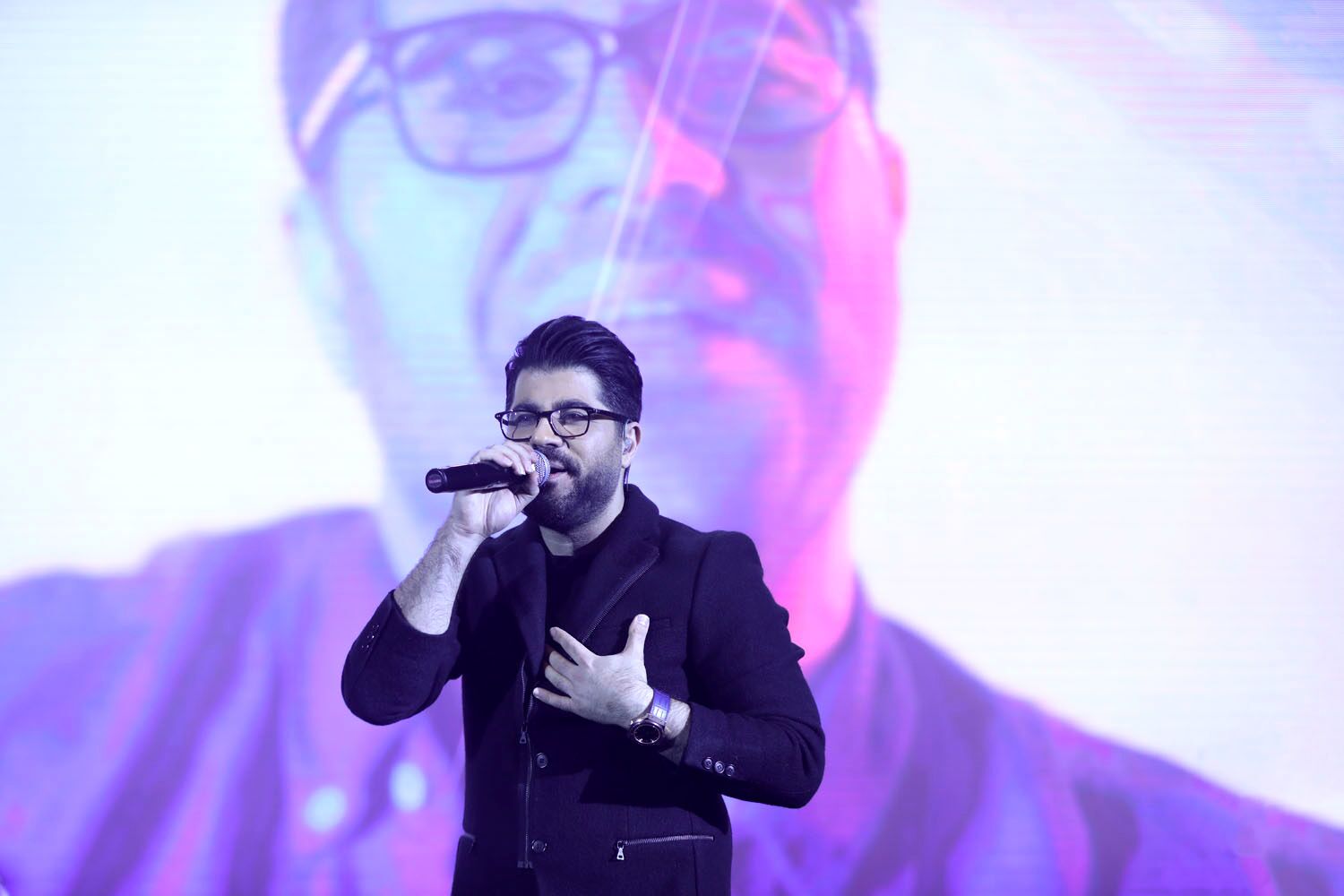 ببینید| ممنوع التصویری حامد همایون به دلیل حضور بر سر مزار هایده