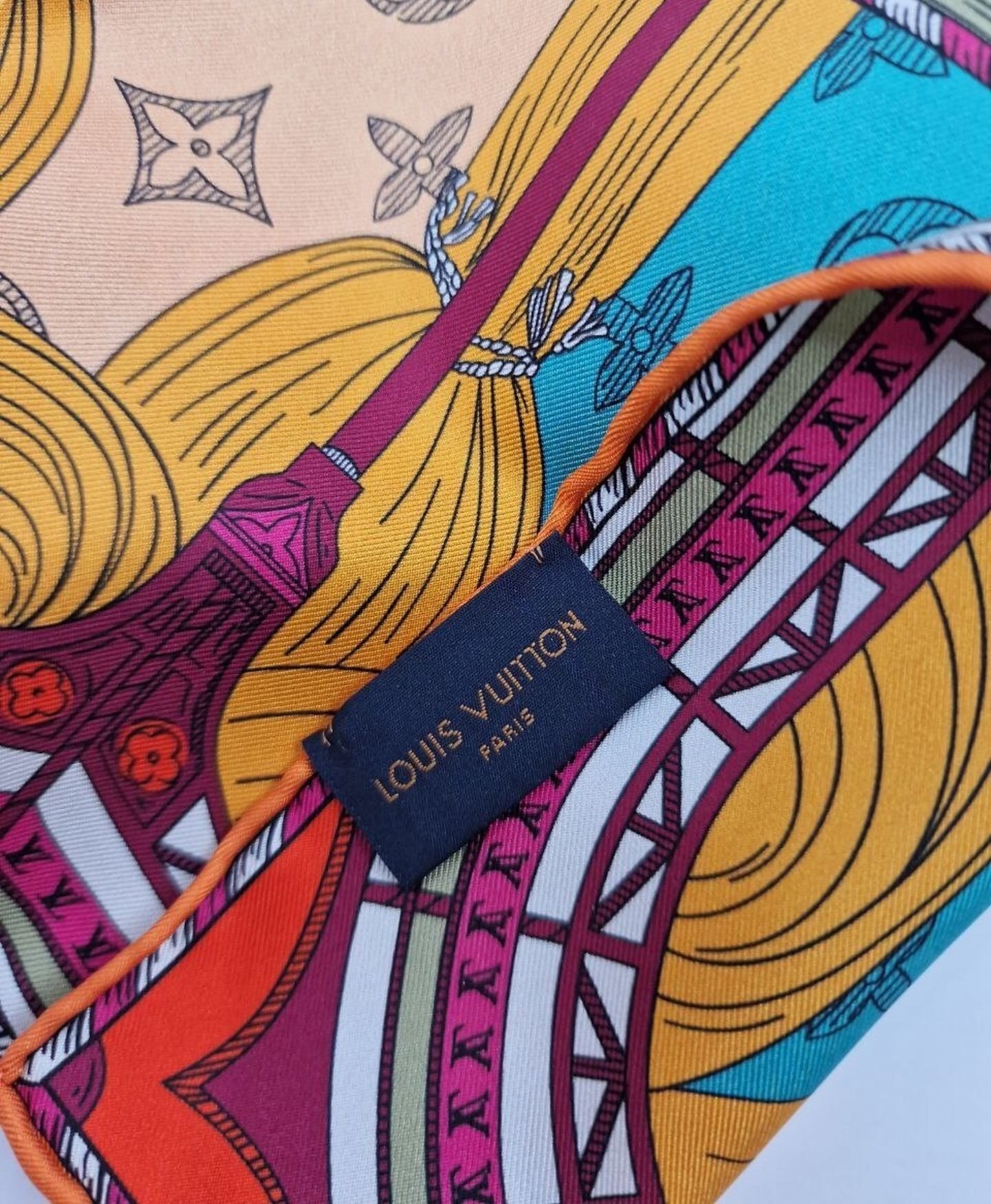 قیمت روسری لاکچری همسر عراقچی خبرساز شد +عکس