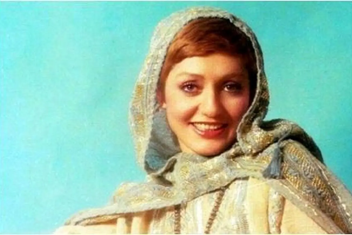 عکسی از گوگوش در منزل شخصی اش در ولنجک تهران؛ سال ۱۳۶۷