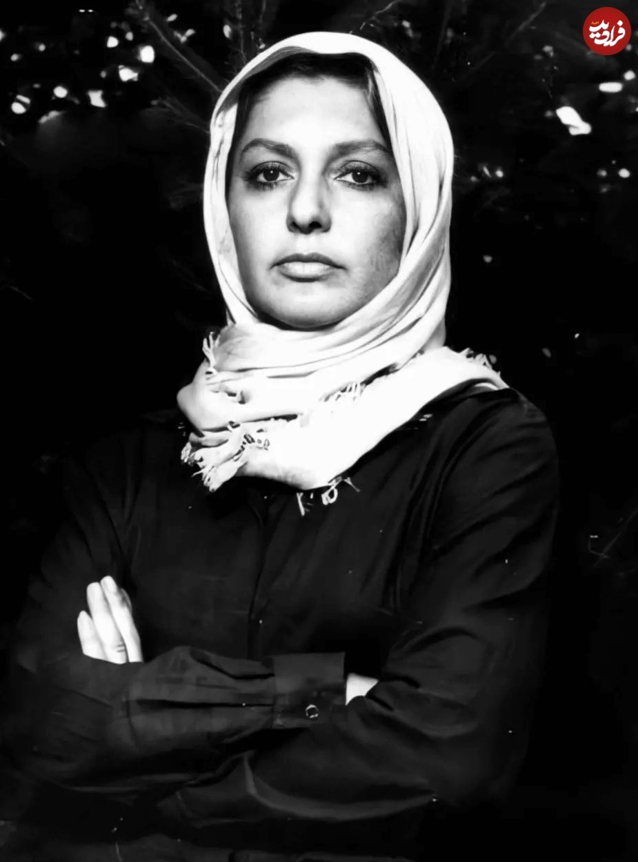 عکسی از گوگوش در منزل شخصی اش در ولنجک تهران؛ سال ۱۳۶۷