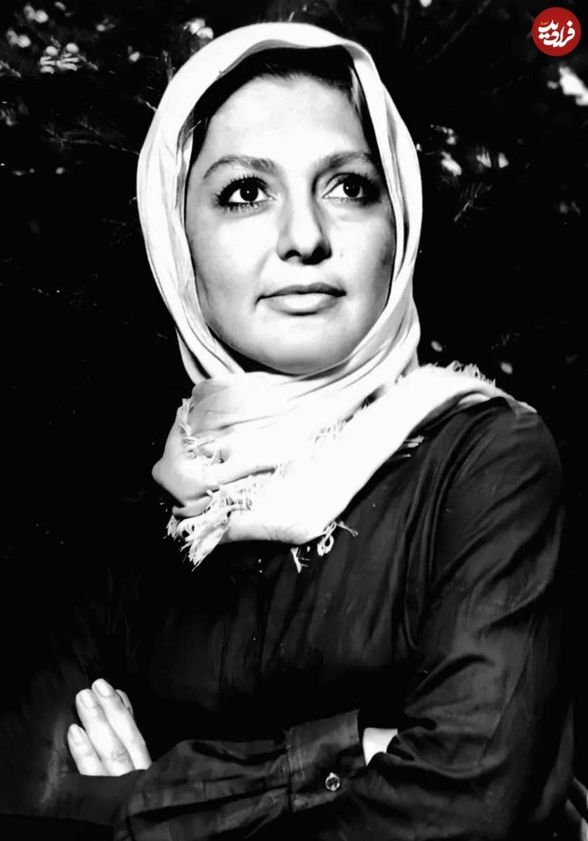 عکسی از گوگوش در منزل شخصی اش در ولنجک تهران؛ سال ۱۳۶۷