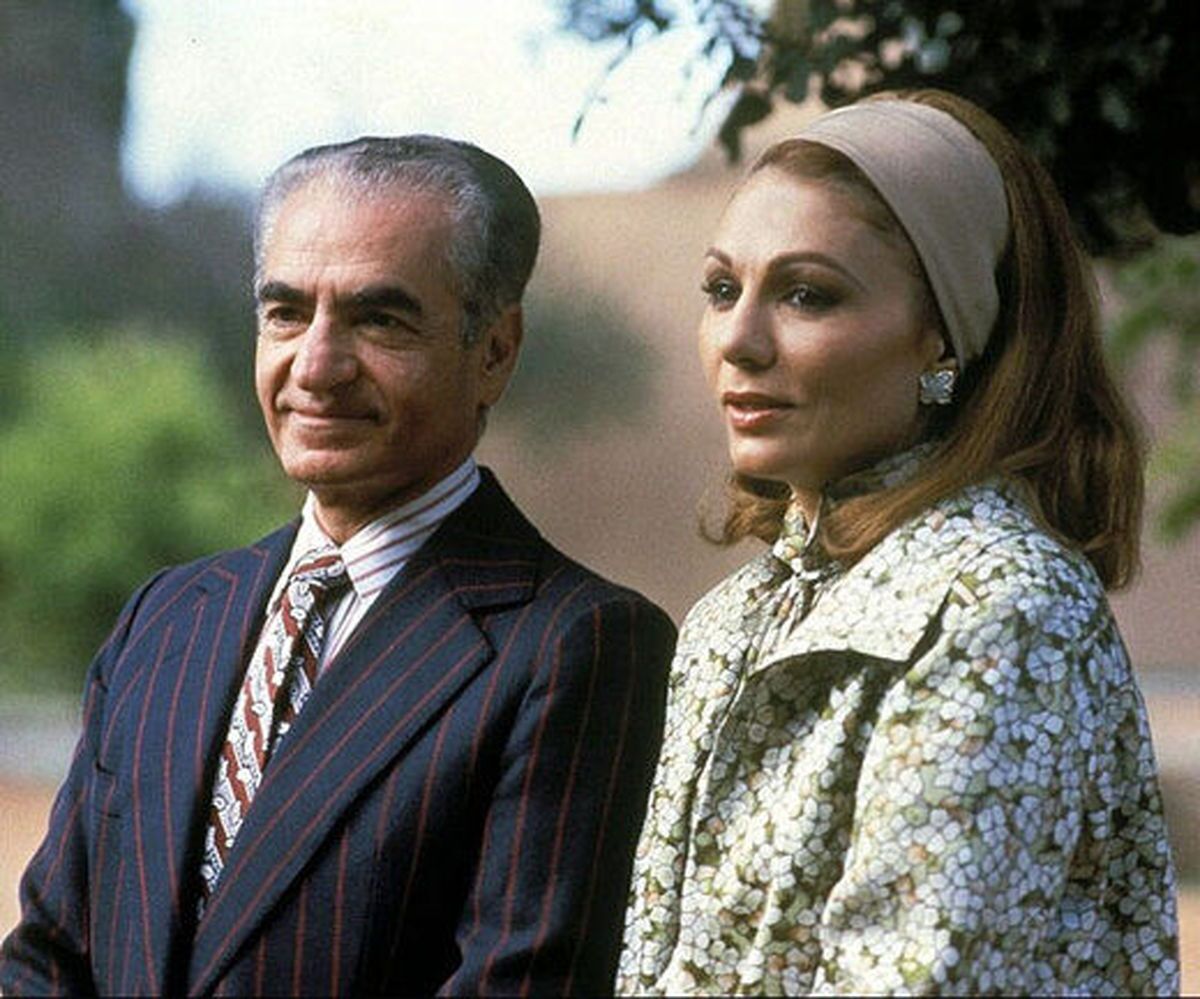 محمدرضا پهلوی و فرح در حال خروج از فرانسه؛ سال ۱۳۴۰ +عکس