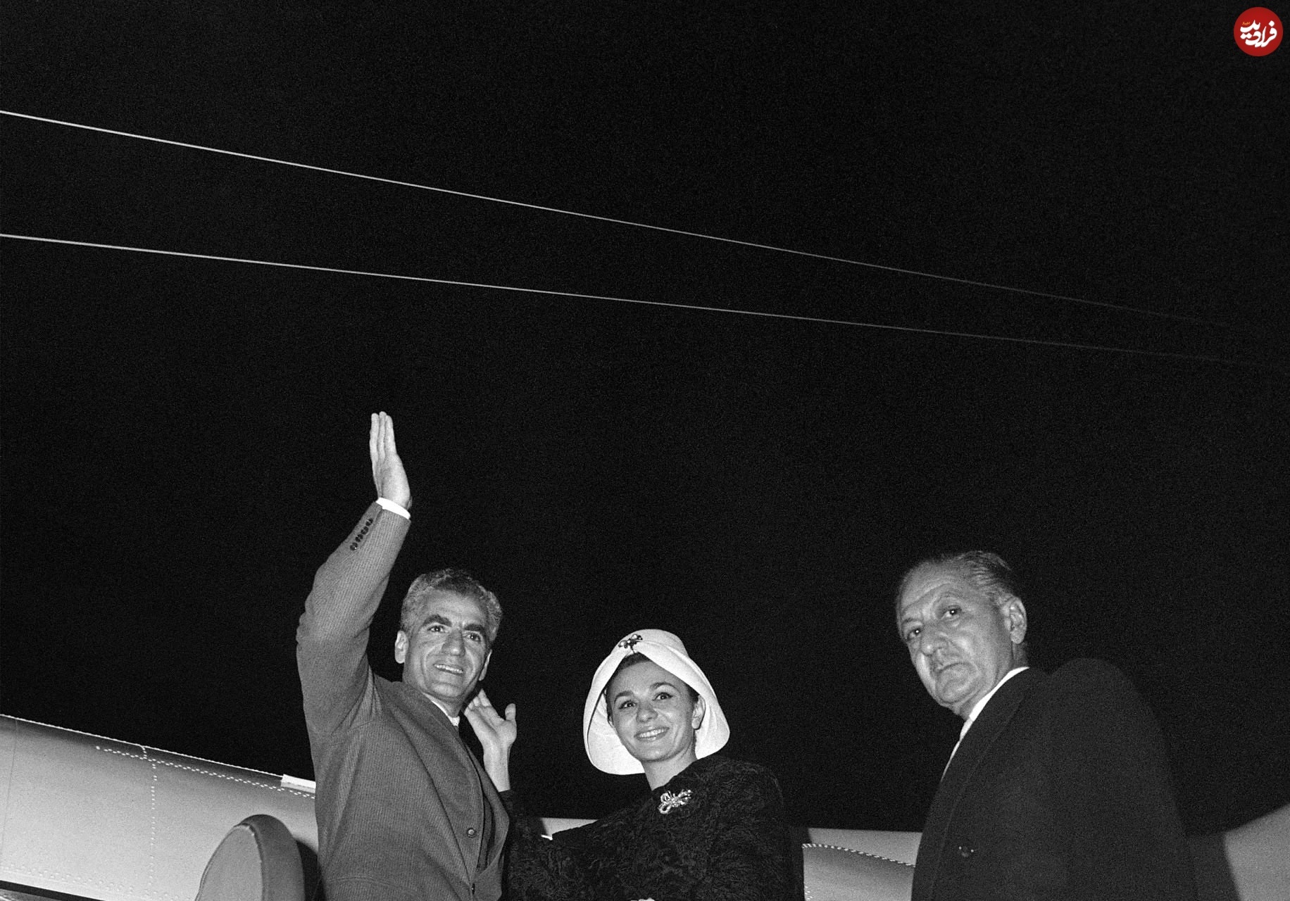 محمدرضا پهلوی و فرح در حال خروج از فرانسه؛ سال ۱۳۴۰ +عکس