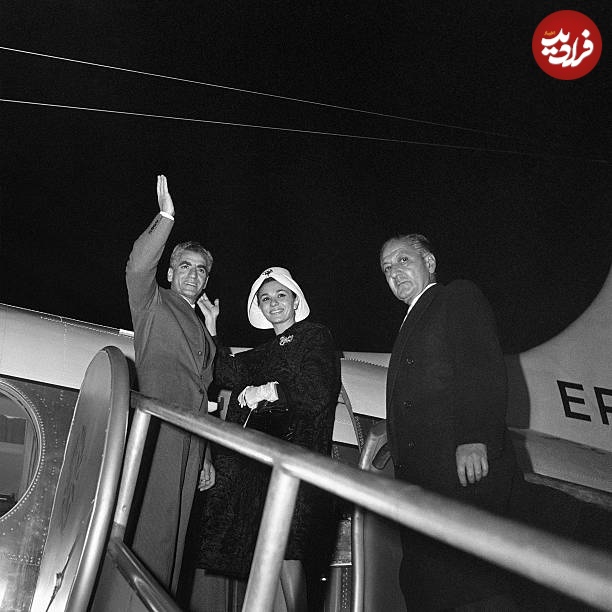 محمدرضا پهلوی و فرح در حال خروج از فرانسه؛ سال ۱۳۴۰ +عکس