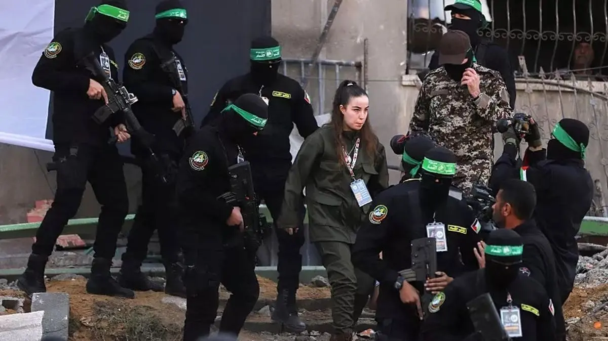 تبادل اسرا رسما آغاز شد؛ ارتش اسرائیل گروگانها را تحویل گرفت تبادل اسرا رسما آغاز شد؛ ارتش اسرائیل گروگانها را تحویل گرفت