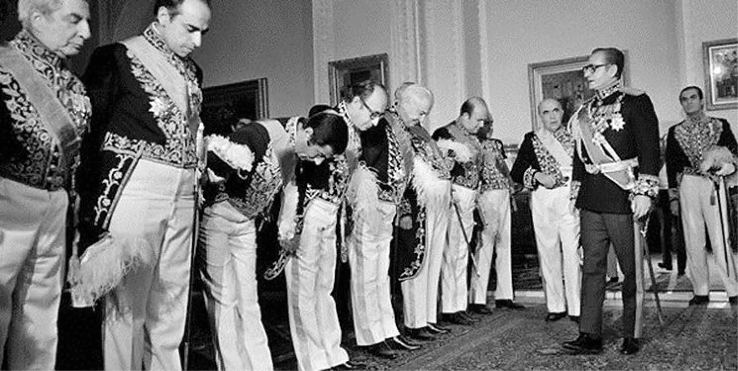 عکسی از غلامرضا، علیرضا و عبدالرضا پهلوی در عروسی برادرشان؛ سال ۱۳۳۸