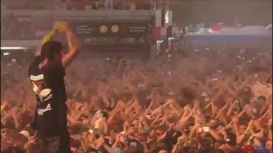 ببینید| کنسرت تراویس اسکات در ایتالیا باعث زلزله شد! ببینید| کنسرت تراویس اسکات در ایتالیا باعث زلزله شد!