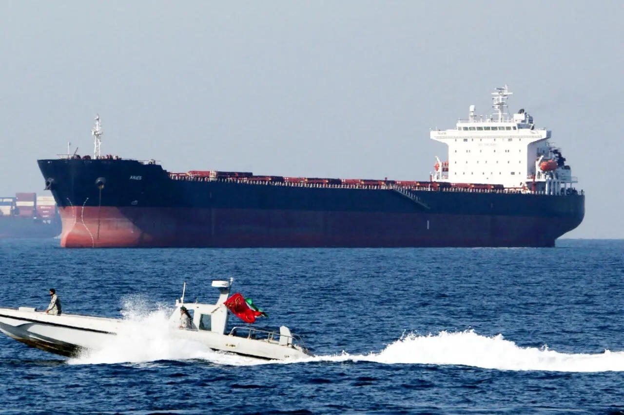 پدیدار شدن ناوگان ارواح ایران پس از ۷ سال | چرا نفتکش‌های ایرانی ناگهان از محرمانگی امنیتی به شفافیت تغییر ماهیت دادند؟
