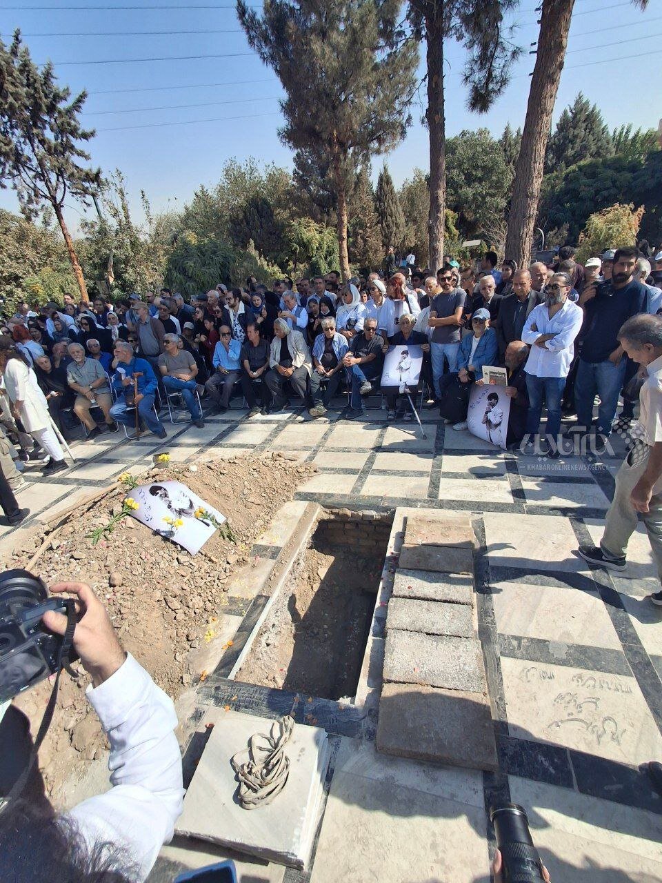 آرامگاه ابدی ناصر تقوایی در امامزاده طاهر کرج +عکس