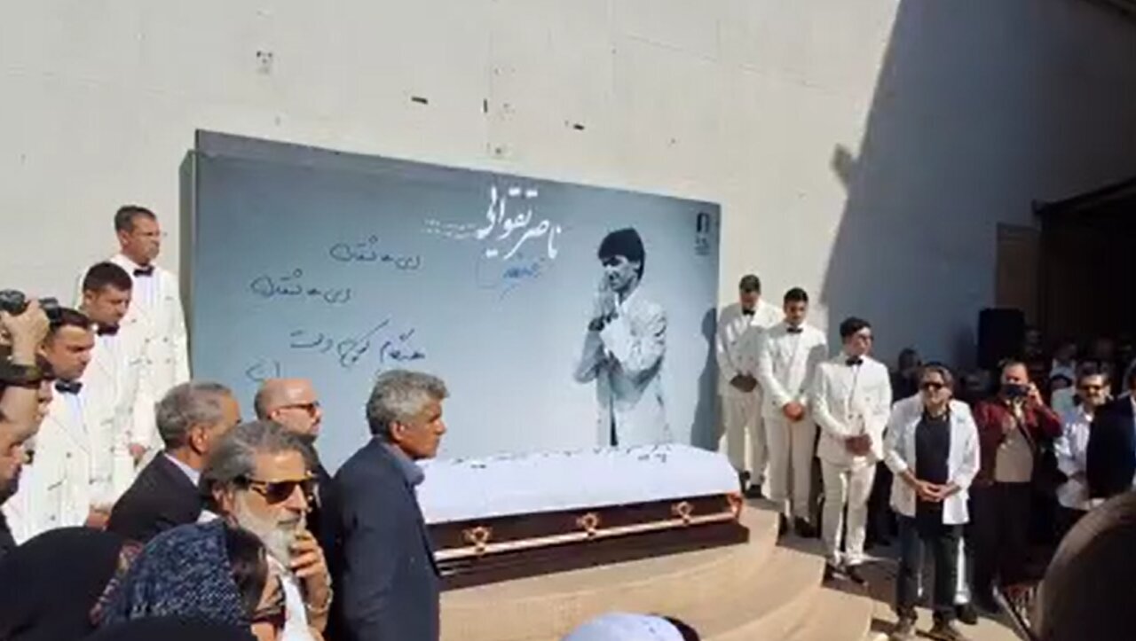 ببینید| مرضیه وفامهر با خواندن شعر فردوسی همسرش را به خانه ابدی بدرقه کرد