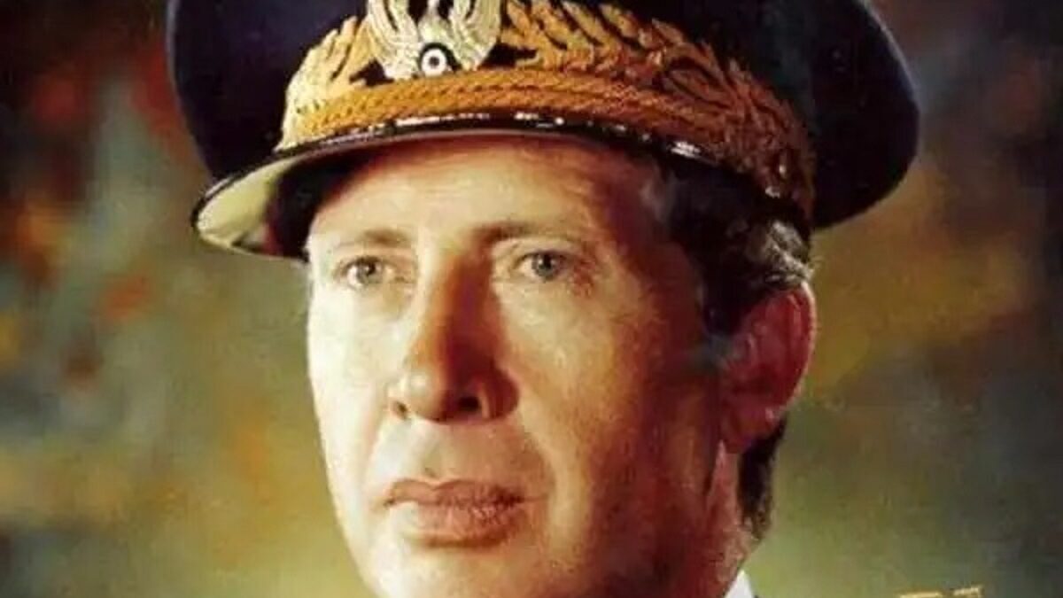 نادر جهانبانی در کنار خلبانان تیم تاج طلایی؛ اواخر دهه ۳۰ +عکس