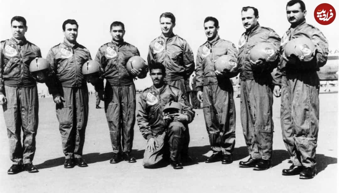 نادر جهانبانی در کنار خلبانان تیم تاج طلایی؛ اواخر دهه ۳۰ +عکس