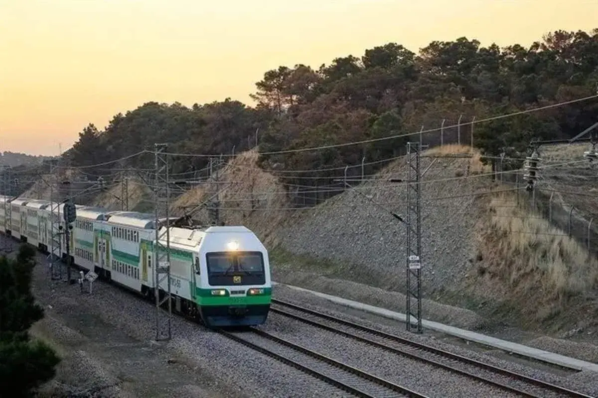 ببینید| خط ۵ مترو از کار افتاد؛ مسافران پیاده در مسیر ریل!