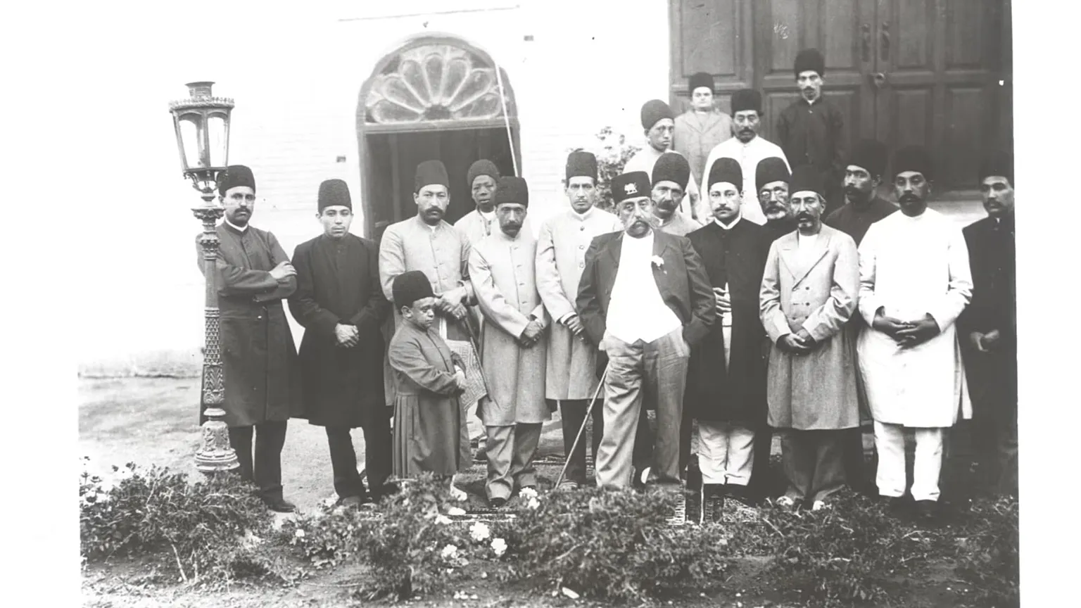 تصویری تاریخی از قهوه‌خانه بین‌راهی در نزدیکی رشت در دوران قاجار