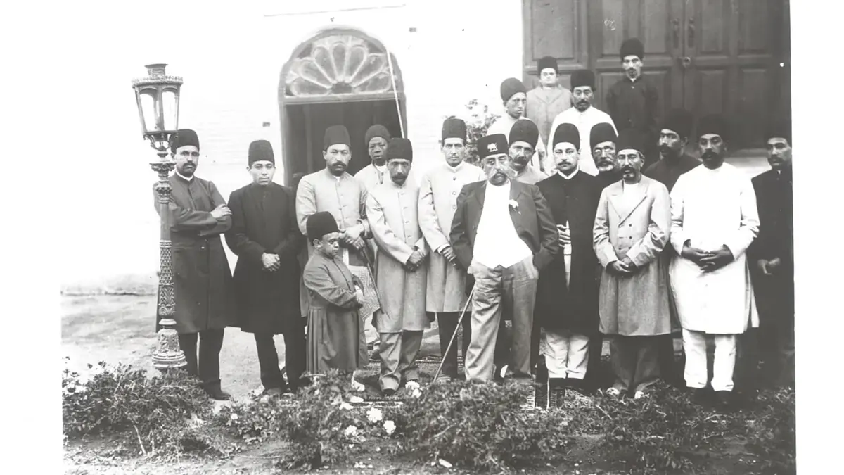 تصویری تاریخی از قهوه‌خانه بین‌راهی در نزدیکی رشت در دوران قاجار