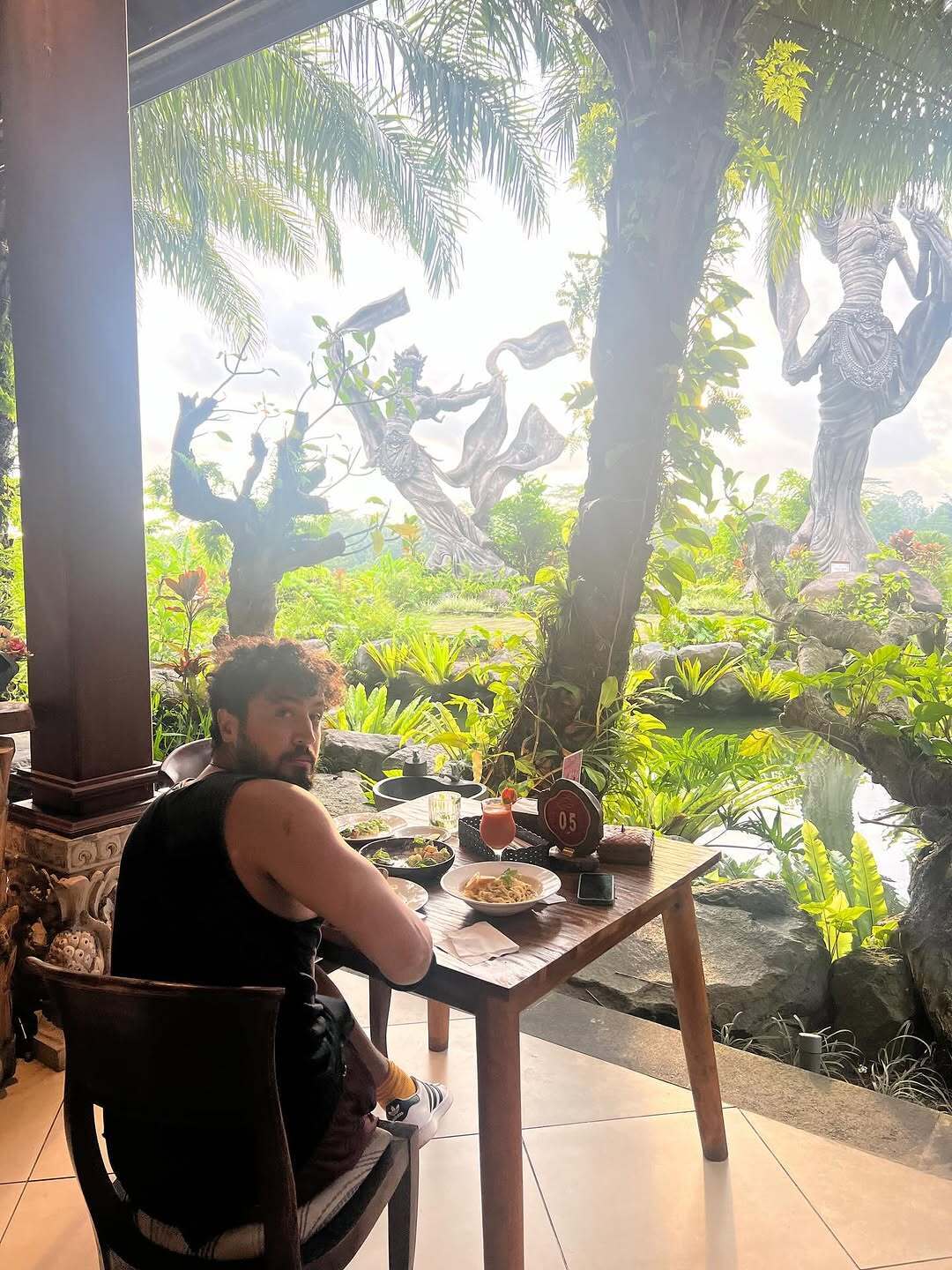 عکس| استایل تازه مهرداد صدیقیان در یک لوکیشن تماشایی