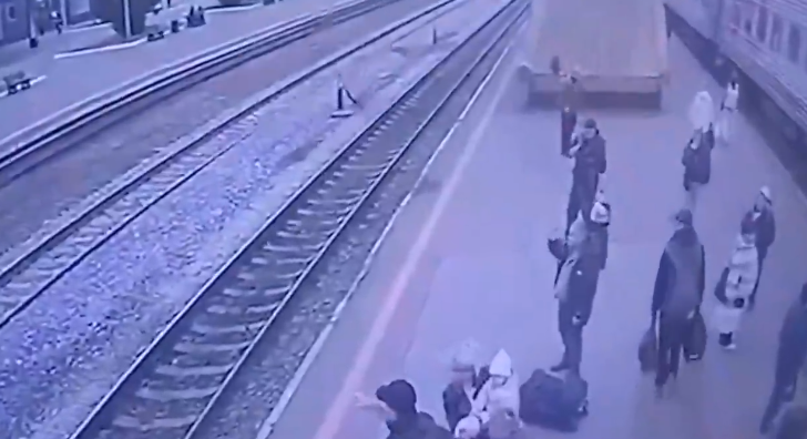 ببینید| مردی که قطار از روی او گذشت اما جان سالم به در برد!