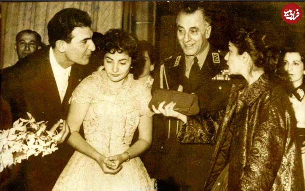 عکسی از مهمانی درباری دهه ۳۰؛ چهرههای خاندان پهلوی و زاهدی در قاب تاریخ عکسی از مهمانی درباری دهه ۳۰؛ چهرههای خاندان پهلوی و زاهدی در قاب تاریخ