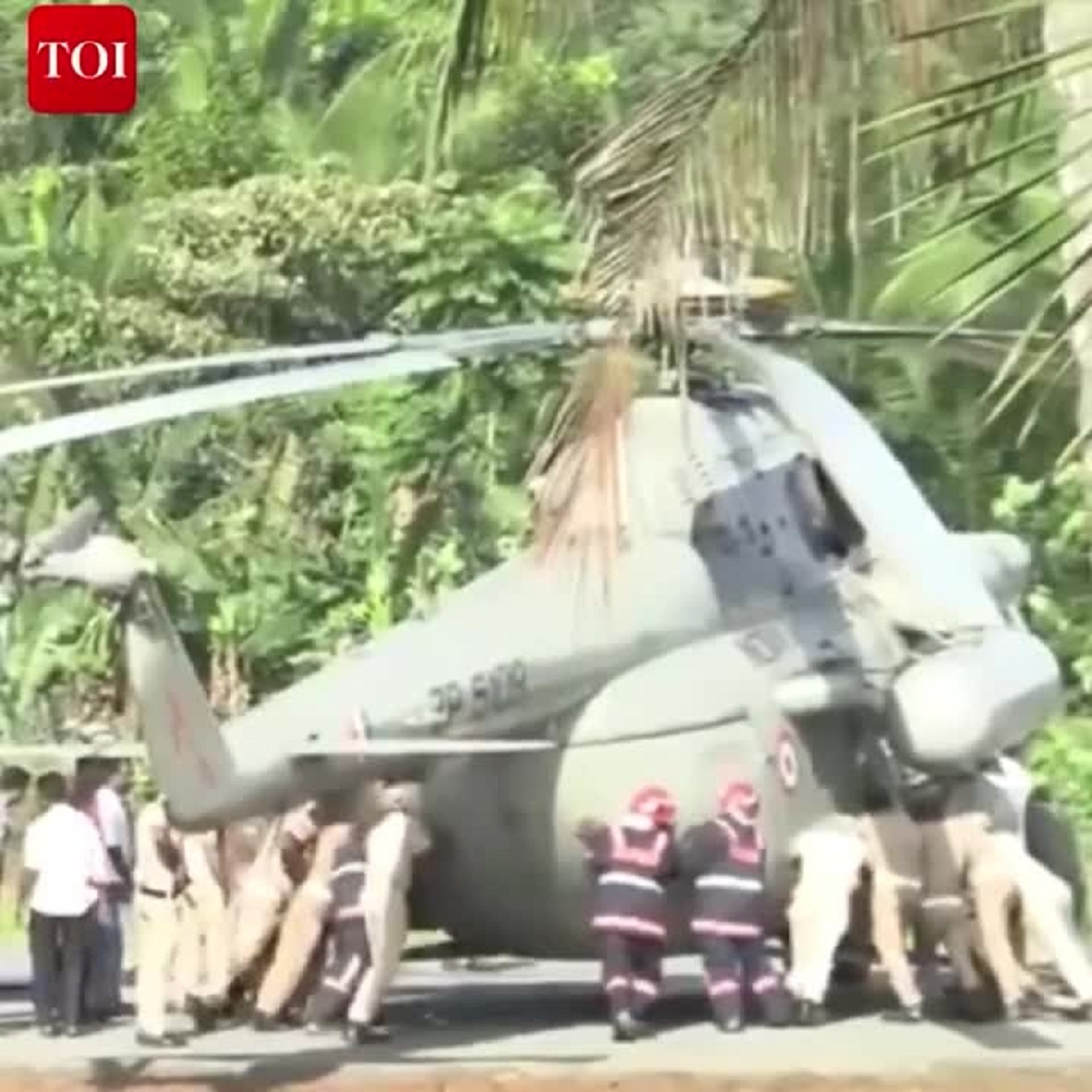 ببینید| بالگرد رئیس‌جمهور هند دچار سانحه شد