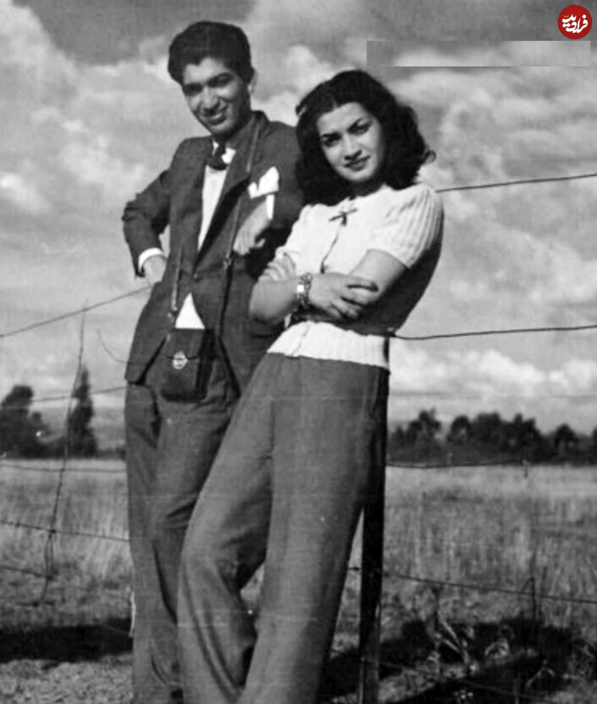 اشرف و برادرش غلامرضا پهلوی در حال طبیعت گردی در دهه ۲۰ اشرف و برادرش غلامرضا پهلوی در حال طبیعت گردی در دهه ۲۰