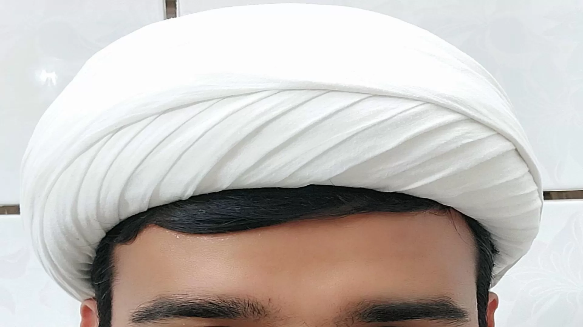 ببینید| گرفتن ویو با عمّامه آخوند قلّابی؟